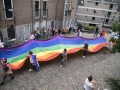 PR dgfoto Gelderlander Nijmegen: Roze Woensdag COC Nijmegen loopt met enorme regenboogbanier door centrum van Nijmegen. [trefwoorden: regenboog, regenboogvlag, LHBTI, diversiteit]