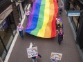 PR dgfoto Gelderlander Nijmegen: Roze Woensdag COC Nijmegen loopt met enorme regenboogbanier door centrum van Nijmegen. [trefwoorden: regenboog, regenboogvlag, LHBTI, diversiteit]