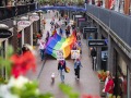 PR dgfoto Gelderlander Nijmegen: Roze Woensdag COC Nijmegen loopt met enorme regenboogbanier door centrum van Nijmegen. [trefwoorden: regenboog, regenboogvlag, LHBTI, diversiteit]