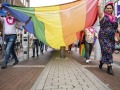 PR dgfoto Gelderlander Nijmegen: Roze Woensdag COC Nijmegen loopt met enorme regenboogbanier door centrum van Nijmegen. [trefwoorden: regenboog, regenboogvlag, LHBTI, diversiteit]